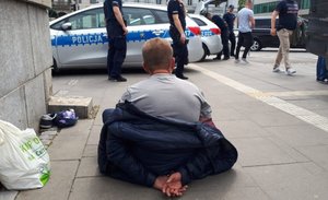Policjanci z mężczyzną w okolicach banku, gdzie doszło do zatrzymania
