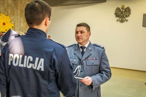 Zastępca Komendanta Wojewódzkiego Policji w Łodzi składa gratulacje policjantom podczas ślubowania.