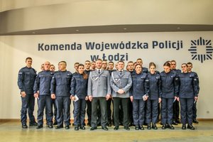 Zastępcy Komendanta Wojewódzkiego Policji w Łodzi z nowo przyjętymi policjantami.