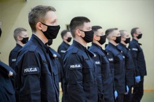 Sala gimnastyczna Oddziału Prewencji Policji w Łodzi, uroczystość ślubowania, policjanci stoją w szyku.