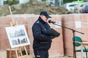 Policjanci i zaproszeni goście na uroczystości wmurowania aktu erekcyjnego pod budowę komisariatu w Widawie.