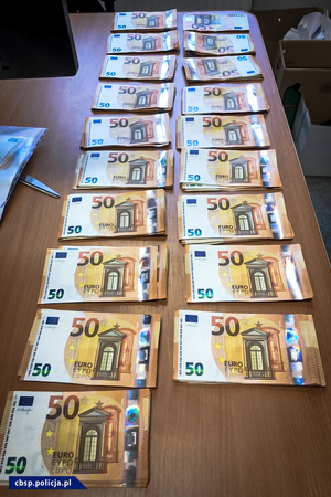 rozłożone pieniądze euro o nominałach 50 euro