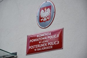 Tablica informacyjna na budynku - Komenda Powiatowa Policji w Lesku, Posterunek Policji w Baligrodzie