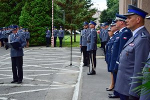 Uroczystość wprowadzenia generała na placu przed budynkiem komendy wojewódzkiej