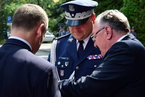 Uroczystość wprowadzenia generała przed budynkiem komendy wojewódzkiej