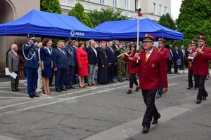 Uroczystość wprowadzenia generała przed budynkiem komendy wojewódzkiej