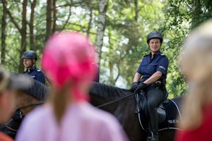 Policjanci podczas spotkania z dziećmi w Polańczyku. Policjantka na koniu służbowym z dziećmi