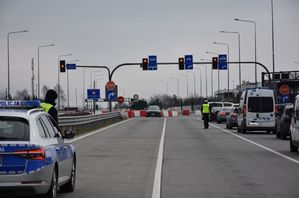Policjanci pełnią służbę na przejściu granicznym w Korczowej