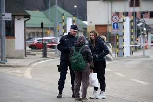 Policjanci pełniący służbę na granicy w Krościenku i udzielający pomocy uchodźcom z Ukrainy