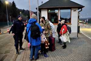 Policjanci pełniący służbę na granicy w Krościenku i udzielający pomocy uchodźcom z Ukrainy
