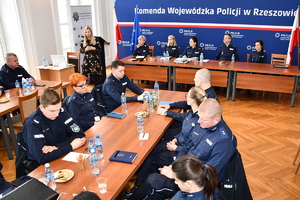 Policjanci podczas szkolenia w auli Komendy Wojewódzkiej Policji w Rzeszowie