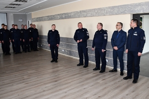 Komendant Wojewódzki Policji w Rzeszowie wita się z policjantami podczas świątecznego spotkania w sali