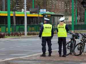 policyjny patrol rowerowy pilnuje porzadku obok stoja policyjne rowery
