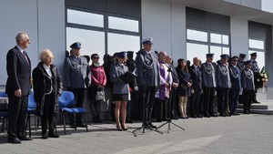 Zebrani goście, kadra kierownicza jarocińskiej komendy i Komendant Wojewódzki stoją przed budynkiem komendy.