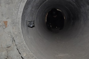 Policjant uczestnik szkolenia przechodzi przez betonowy tunel