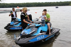 Policjanci z Komisariatu Wodnego Policji w Poznaniu prowadzą działania profilaktyczne nad Jeziorem Strzeszyńskim prezentując jednocześnie nowe skutery wodne