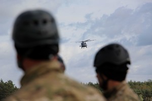Policyjny Black Hawk w powietrzu, patrzą na niego policyjni kontrterroryści