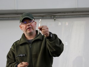 policjant balistyk prezentuje długopis strzelający