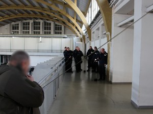 policjanci konstruują wyciąg z linek do otwarcia podejrzanego pakunku