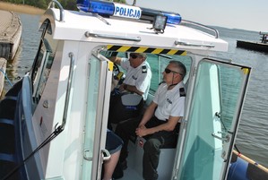 Policyjni wodniacy w łodzi