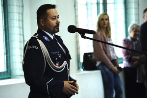 Komendant Wojewódzki Policji w Olsztynie podczas przemówienia