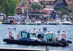 Dwie policyjne łodzie na Jeziorze Mikołajskim