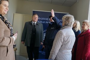 Goście zwiedzają Posterunek Policji w Iłowo-Osadzie