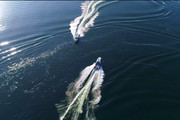 Łodzie na wodzie. Dwie łódki przepływające obok siebie. Widok z góry