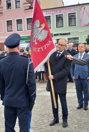 Podsekretarz Stanu MSWiA wręcza sztandar Komendantowi Powiatowemu Policji w Nidzicy