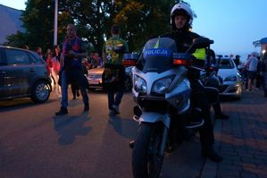 na zdjęciu umundurowany policjant na służbowym motocyklu