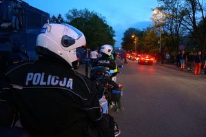 na zdjęciu dwaj umundurowani policjanci na służbowych motocyklach
