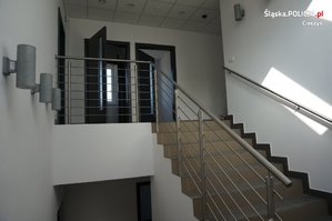 budowa Posterunku Policji w Istebnej- wykończone schody, poręcze oraz elewacje wewnątrz budynku