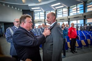 Wręczenie odznaczeń i medali podczas uroczystości przez Komendanta Wojewódzkiego Policji oraz Wicewojewodę Śląskiego