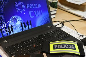 Monitor komputera z logo i napisem Policja