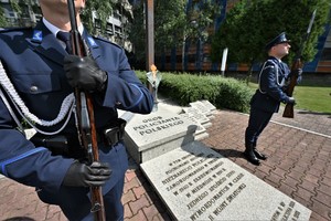 Zdjęcie. Umundurowani policjanci składają wieniec i oddają cześć pod Grobem Policjanta Polskiego