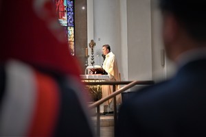 Zdjęcie. Duchowny podczas mszy w archikatedrze