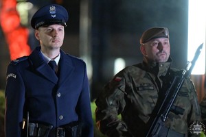 Na zdjęciu policjant i żołnierz podczas uroczystości