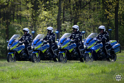 Na zdjęciu czterej policyjni motocykliści na motocyklach.