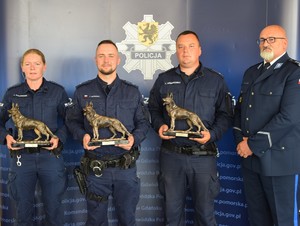 Laureaci konkursu pozują do zdjęcia z Zastępcą Komendanta Wojewódzkiego Policji