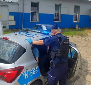 Radiowóz policyjny oraz alkomat z wynikiem pomiaru
