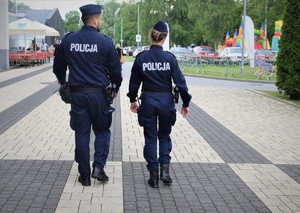 umundurowani policjanci patrolujący rejon hali sportowej