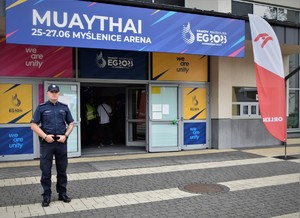 umundurowany policjant policjant przy wejściu do hali sportowej