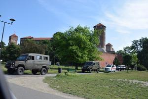 samochody służb mundurowych wyjeżdżające z terenu Wawelu