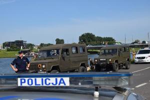 samochody służbowe słuzb mundurowych biorące udział w warsztatach, w tle policjant