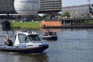 policyjni antyterroryści w łodzi na Wiśle oraz policjanci z Komisariatu Wodnego