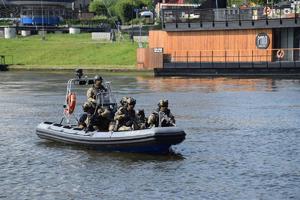 policyjni antyterroryści w łodzi na Wiśle