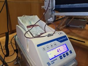 Na zdjęciu specjalistyczne urządzenie do pobierania krwi, na którym znajduje się pojemnik z krwią.