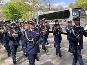 Orkiestra Komendy wojewódzkiej Policji we Wrocławiu podczas występu na wolnym powietrzu