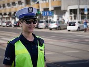 Policjantka ruchu drogowego pełniąca służbę na drodze