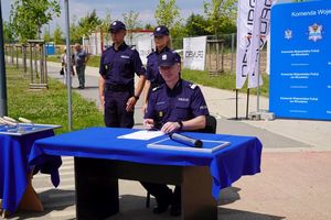 Komendant Wojewódzki Policji we Wrocławiu nadinspektor Dariusz Wesołowski podpisuje akt elekcyjny.